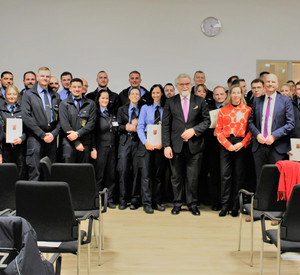 Das Bild zeigt Die Absolventinnen und Absolventen der Justizvollzugsschule Wittlich mit Justizminister Herbert Mertin, Justizvollzug Schulleitung Frau Kunz-de Boer und der Saarländische Staatssekretär Herr Dr. Jens Diener