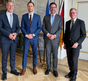 Das Bild zeigt: Prof. Dr. Dr. h.c. Lars Brocker, Stefan Jakobs, Justizminister Philipp Fernis und Heribert Kröger