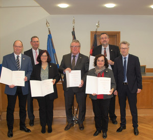 Gruppenfoto mit Urkunden von v.l.n.r. Stefan Schwaab, Harald Jenet, Silke Schick, August Nahstoll, Margit Volz, Patrick Henigin und Dr. Matthias Frey