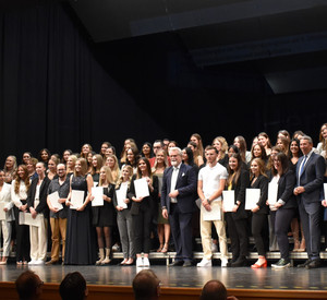 Gruppenfoto der Absolventinnen und Absolventen mit Justizminister Herbert Mertin, dem Präsidenten des Pfälzischen Oberlandesgerichts Zweibrücken Bernhard Thurn und dem Präsidenten des Oberlandesgerichts Koblenz Thomas Henrichs