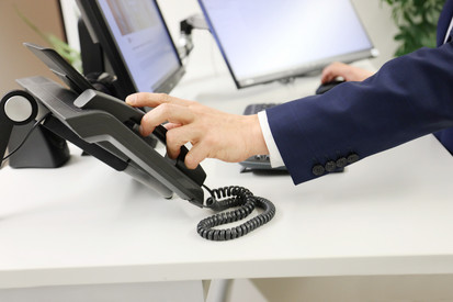 Kontakt Eine Hand beim Abnehmen des Telefonhörers