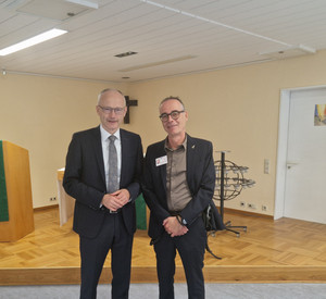 Das Bild zeigt: Staatsminister Dr. Helmut Martin und Ralf Himbert