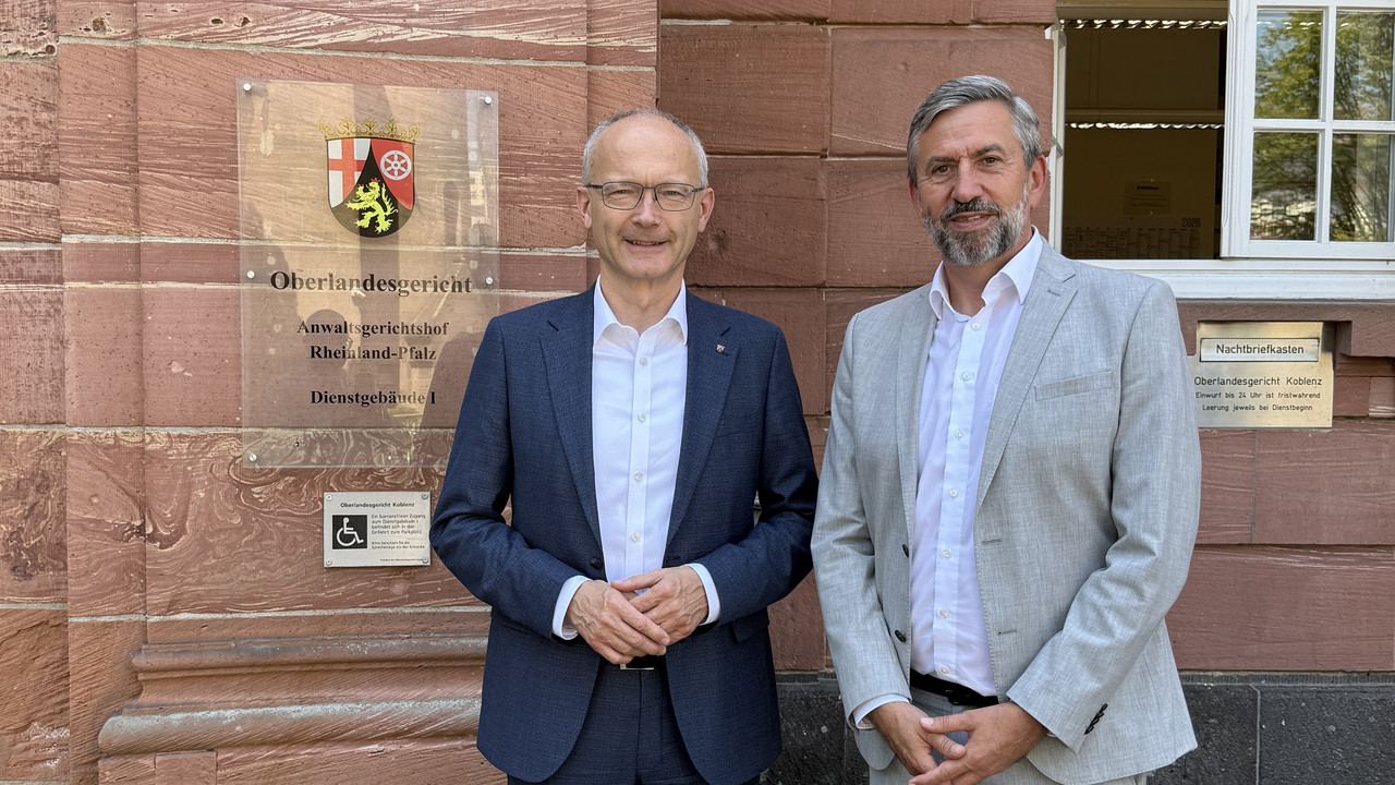Das Bild zeigt Staatsminister Dr. Helmut Martin und Thomas Henrichs vor dem Oberlandesgericht Koblenz.