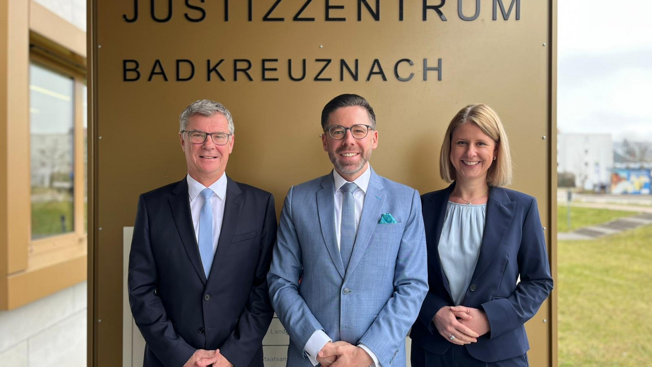 das Bild zeigt: PräsLG Thomas Bergmann, Justizminister Philipp Fernis und Präs’inLG Martina Kohlmeyer