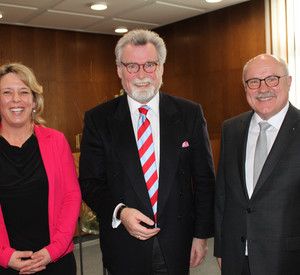 Gruppenfoto von Claudia Stadler, Justizminister Herbert Mertin und Helmut Mencher