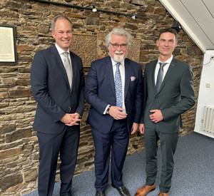 Das Bild zeigt Dr. Michael Mayer, Justizminister Herbert Mertin und Thomas Helde