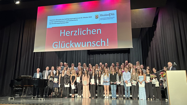 Staatsminister Dr. Helmut Martin gratuliert 60 Justizfachwirtinnen und Justizfachwirten zum erfolgreichen Abschluss Staatsminister Dr. Helmut Martin gratuliert 60 Justizfachwirtinnen und Justizfachwirten zum erfolgreichen Abschluss