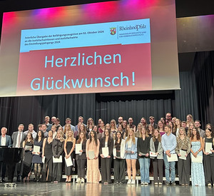 Das Bild zeigt die feierliche Übergabe der Befähigungszeugnisse an die Justizfachwirtinnen und Justizfachwirte Einstellungsjahrgang 2024
