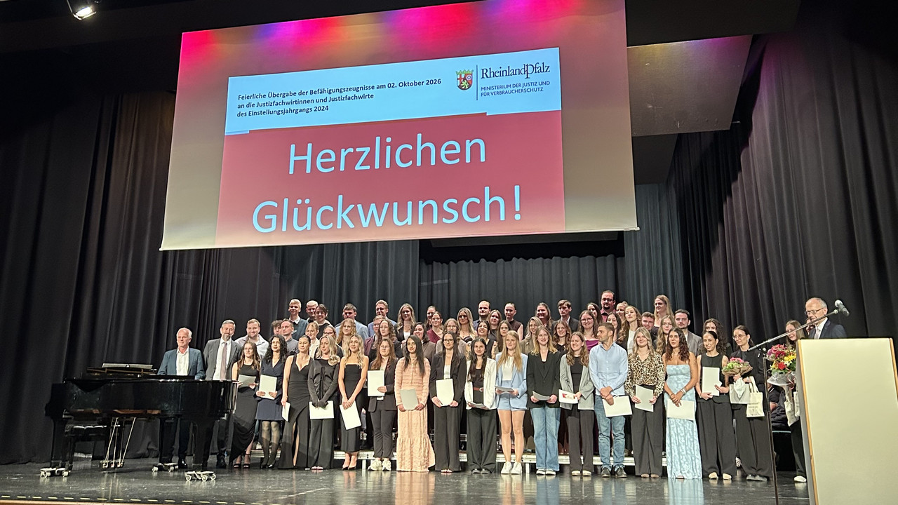 Das Bild zeigt die feierliche Übergabe der Befähigungszeugnisse an die Justizfachwirtinnen und Justizfachwirte Einstellungsjahrgang 2024