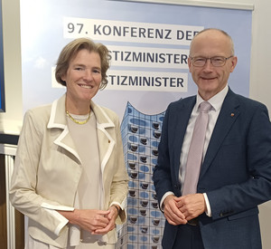 Das Bild zeigt die Staatssekretärin Anja Schraut und Staatsminister Dr. Helmut Martin auf der Konferenz.