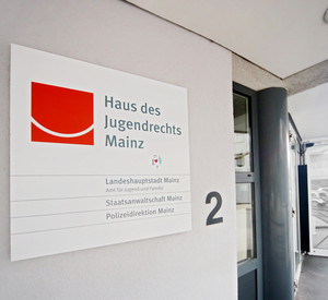 Hausschild vom Haus des Jugendrechts in Mainz