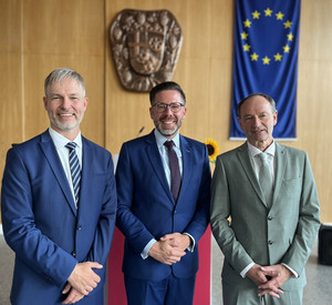 Das Bild zeigt: Dr. Marcel Heinemann, Justizminister Philipp Fernis und Joachim Anheier