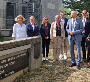 Das Bild zeigt Birgit Preiß, Julia Stövesand, Natalia Nitzsche, Dr. Isabel Eggers-Wronna, Frank Amendt, Staatsminister Dr. Helmut Martin und Fabian Scherf.