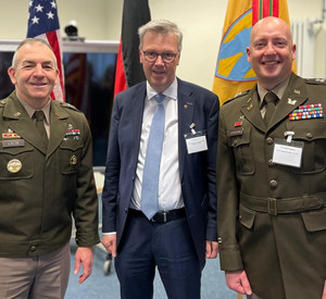 das Bild zeigt: Major General Michael B. Lalor, Staatssekretär Dr. Matthias Frey und Lieutenant Colonel Craig Scrogham