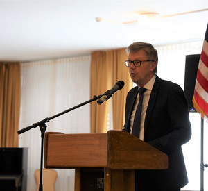 Justizstaatssekretär Dr. Matthias Frey am Rednerpult
