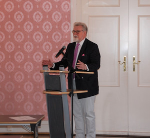 Justizminister Herbert Mertin am Rednerpult