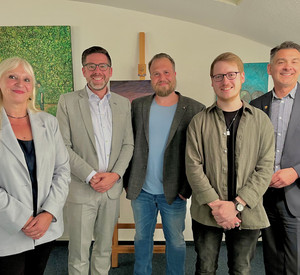 das Bild zeigt: Ursula Schade (Leiterin IB Rheinhessen), Justizminister Philipp Fernis, Herr Deichert (Künstler), Herr Lomberg (Koordinator) und Ministerialdirigent Thomas Messer