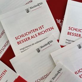 Fotos der Broschüren „Schlichten ist besser als richten“ und „Das Schiedsverfahren nach der Schiedsamtsordnung“