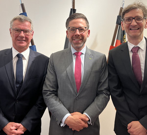 das Bild zeigt: Thomas Bergmann, Justizminister Philipp Fernis und Tobias Eisert