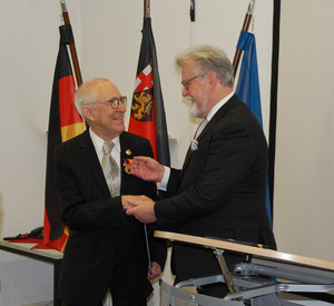Justizminister Herbert Mertin bei der Aushändigung der Verdienstmedaille an Herrn Dr. Heuser