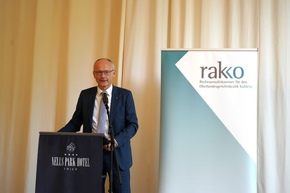 Justizminister Dr. Martin gratuliert Rechtsanwaltsfachangestellten zu bestandener Prüfung