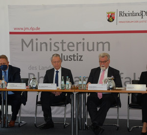 Gruppenfoto von Oberstaatsanwalt Christopher do Paço Quesado, Generalstaatsanwalt Dr. Jürgen Brauer, Justizminister Herbert Mertin und Frau Oberstaatsanwältin Daniela Fritz