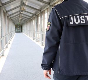Justizvollzugsbeamter von hinten 