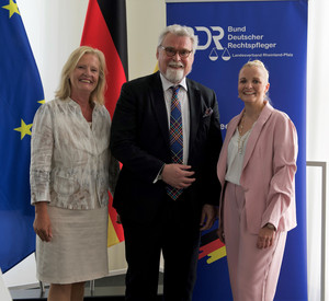 Drei Personen im Vordergrund, im Hintergrund die Europafahne, Deutschlandfahne, Aufsteller des BDR