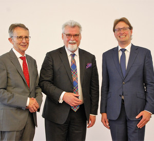 Gruppenfoto von Dr. Werner Follmann, Herbert Mertin und Dr. Stephan Gutzler