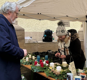 Justizminister Herbert Mertin beim Kauf eines Adventskranzes