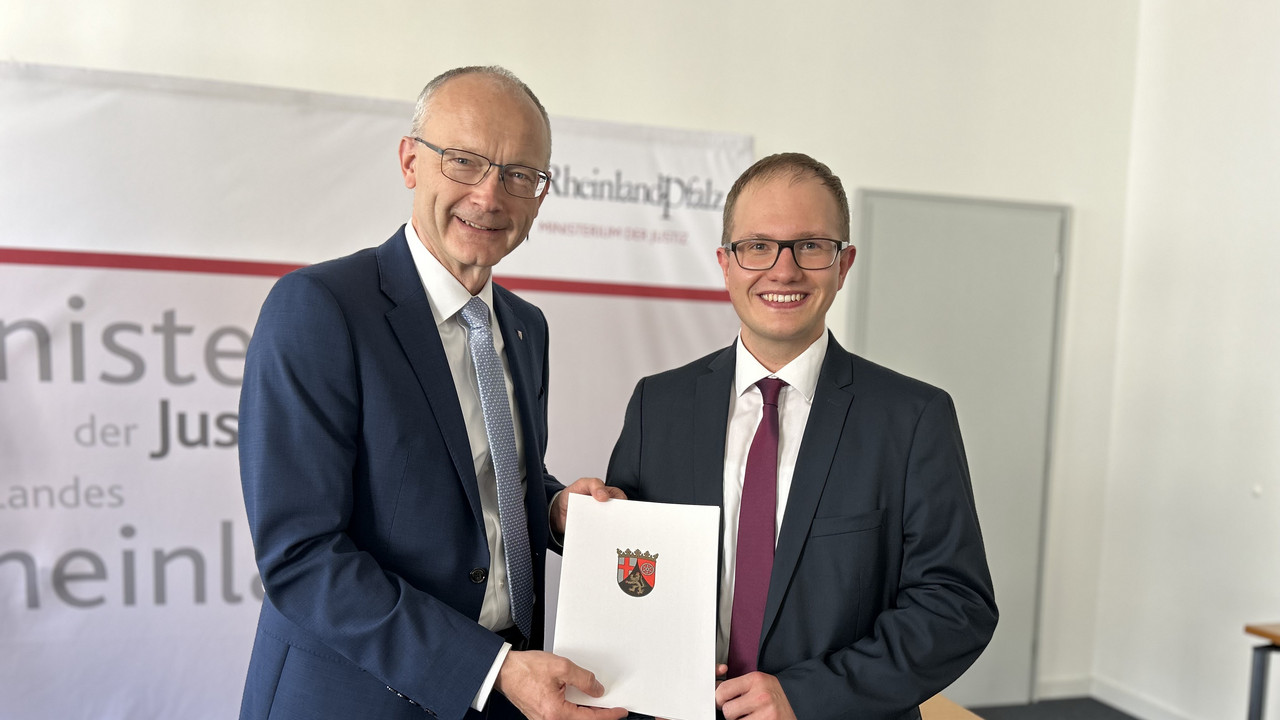 Staatsminister Dr. Helmut Martin mit Absolvent Max Ferdinand Müller