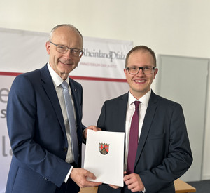 Staatsminister Dr. Helmut Martin mit Absolvent Max Ferdinand Müller