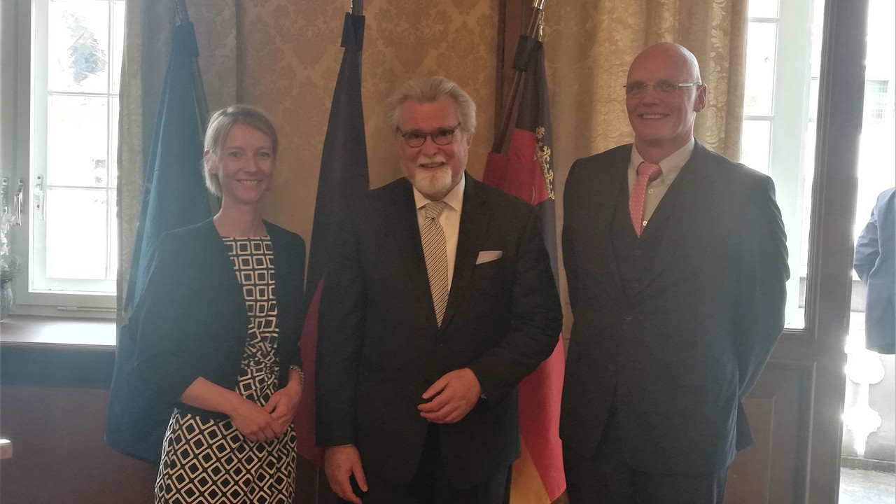 Das Foto zeigt: Dr. Britta Wiegand, Justizminister Herbert Mertin und Dr. Johannes Holzheuser
