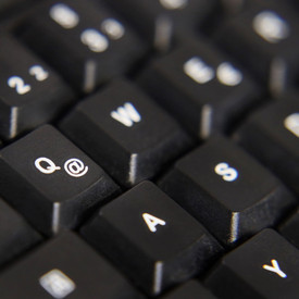 Computertastatur mit Fokus auf das @-Zeichen